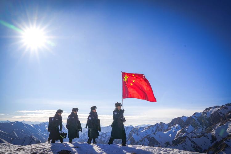 新疆克州:移民管理警察普法时 国家安全你我共同守护