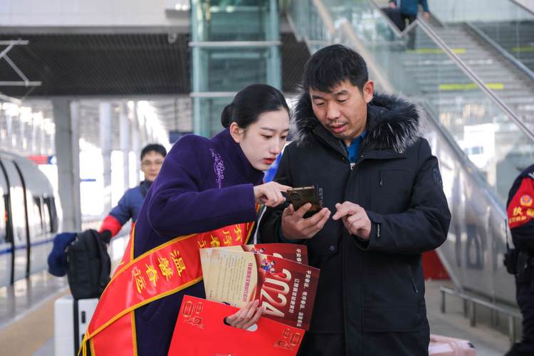 2024年春运首日:长沙客运段“暖冬行动”温暖旅客回家路