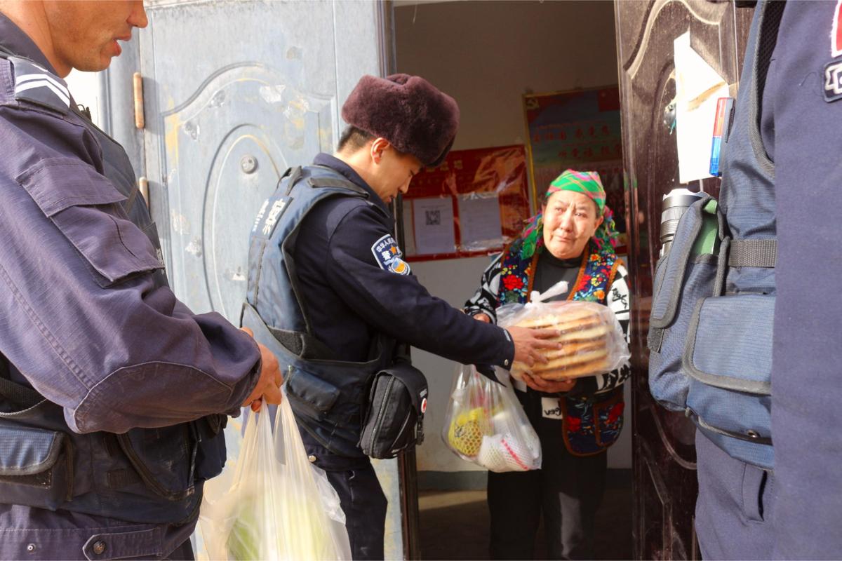 喀拉布拉克边境派出所发放“警民联系卡”便利辖区群众